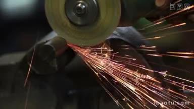圆刃闭合金属锯工业工人在车间切割多火花金属